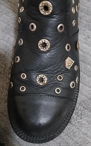 cəkməcə: Qadın üçün qara dəri çəkmə – rok/boho üslubunda, dizayna görə fərqli — 3