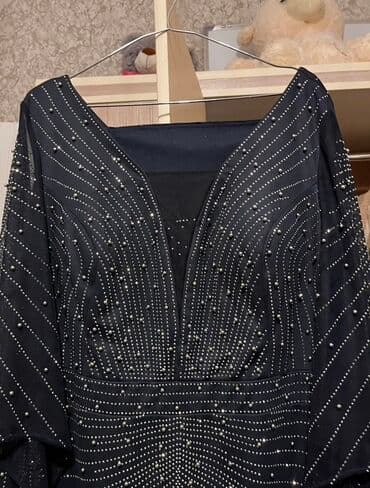 Digər qadın geyimləri: Bu ziyafət donu dərin V yaxalıq və uzun qanadvari qollara malikdir — 2