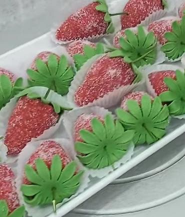 10 reqemli tort sekilleri: Dəyirmi formalı şəkərbura, üzərində incə naxışlar və yüngül parıltı — 3