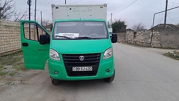 Yaşıl rəngli yükdaşıma avtomobili (üstü qapalı frigor/van tipli