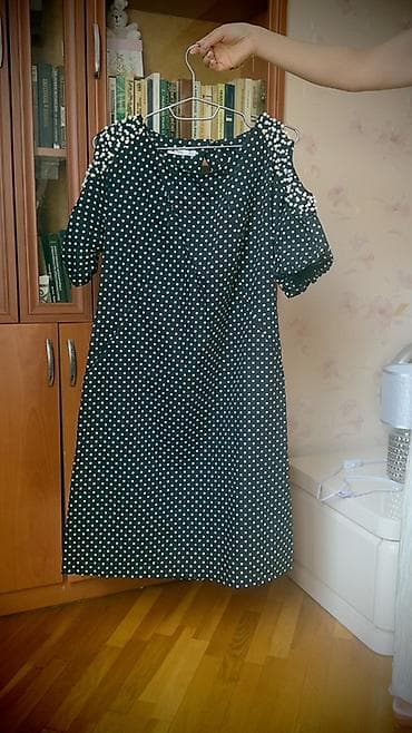 Qara rəngli, xırda ağ xallı qadın donu. Dizə yaxın uzunluqda, sərbəst