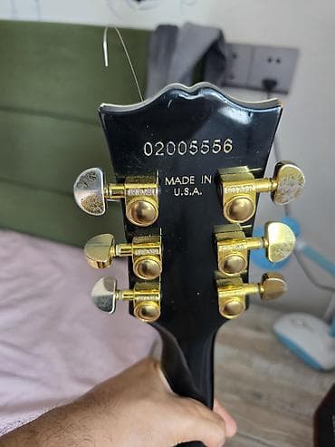 gitarlar: Gibson Les paul Black Beauty. Epiphone pickuplardır. Grover tunerləri — 2