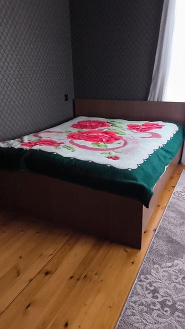 Taxta çarpayı, sadə və rahat dizayn - Material: ağac karkas, laminat