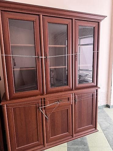 Ağac teksturalı, klassik üslubda böyük vitrin-bufet. Xüsusiyyətlər: -