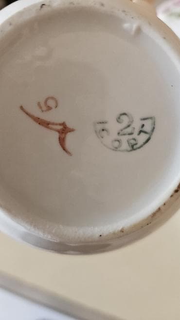 Çini qab dəsti – gül naxışlı, qızılı haşiyəli Tərkib: - Qapaqlı böyük — 2