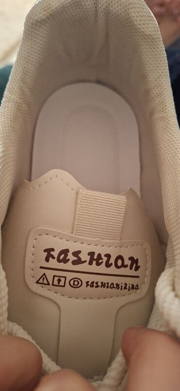 Səndəl və şəp-şüplər: Ağ/krem rəng palitrasında uniseks idman ayaqqabısı. - Üst hissə — 5