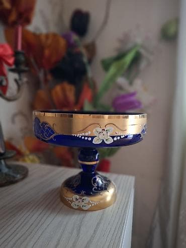 Boyalı şüşə vaz/konfet qabı – büllur effektli, ayaqlı model. Razılaşma