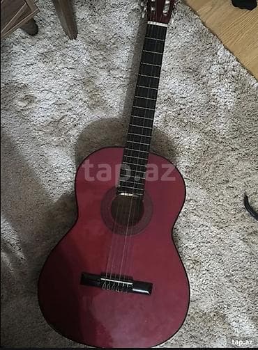 Klassik akustik gitara - Korpus: parlaq bordо/qırmızı ön hissə, qara