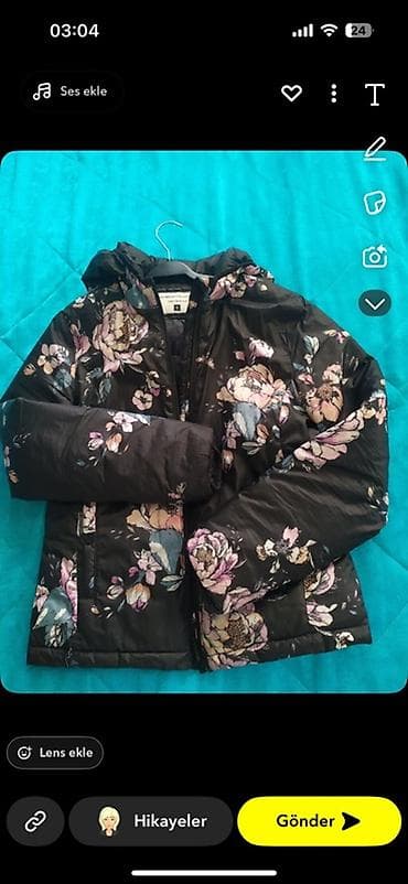 Qadınlar üçün qışlıq puf şişmə gödəkçə - Rəng: qara fon üzərində iri