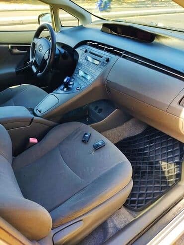 prius qiyməti: Toyota Prius: 1.8 l | 2011 il Hetçbek — 3