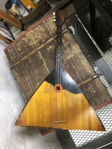 Балайка -четырёх струнный музыкальный инструмент. Желающих, просьба