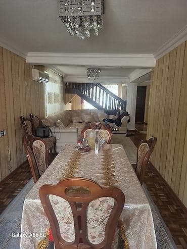 mingecevirde ev elanlari: 2 mərtəbəli geniş mənzil/in - Zal: iri ölçülü, sütunlu tavan dekoru — 9