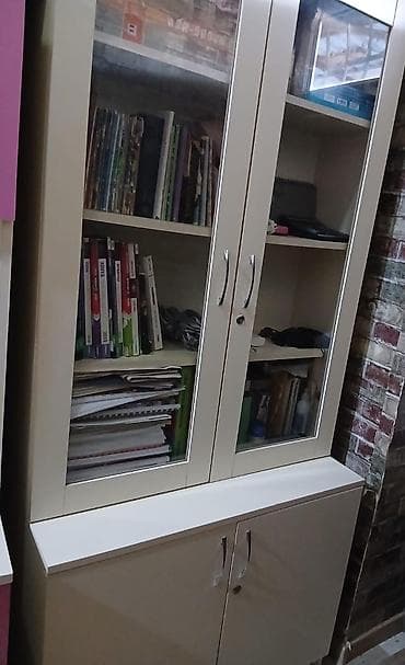 İki hissəli kitab şkafı - Üst hissə: Şüşəli iki qapı, 3 səviyyəli