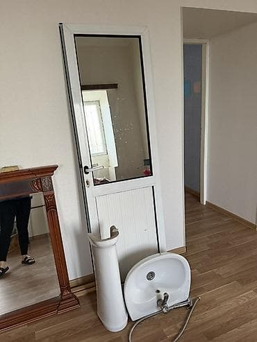 hamam ucun asma tavan: Satılır: hamam/tualet üçün - Şüşəli ağ rəngli qapı (PVC/profil — 1