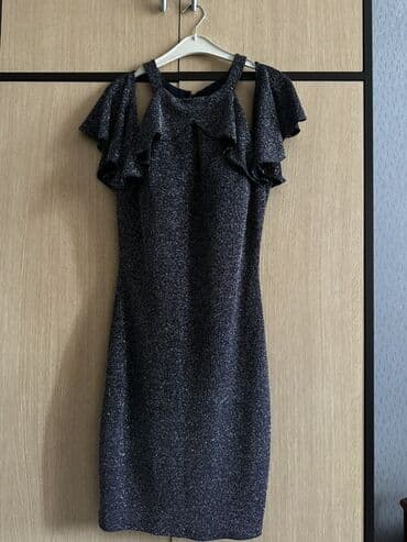 Qadın paltarı – tünd göy rəngdə, xırda parıltılı nöqtə naxışlı. -