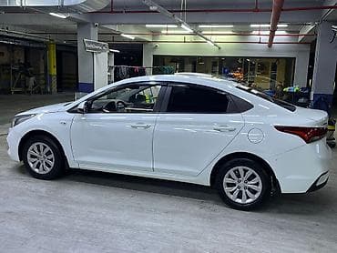 hundai akcent: Hyundai Accent sedan – ağ rəng, iqtisadi və praktik şəhər avtomobili — 7