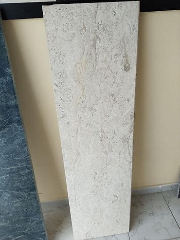 Dekorativ divar panelləri: Krem-bej tonlarında təbii daş fakturalı iri format keramika/mərmər — 1