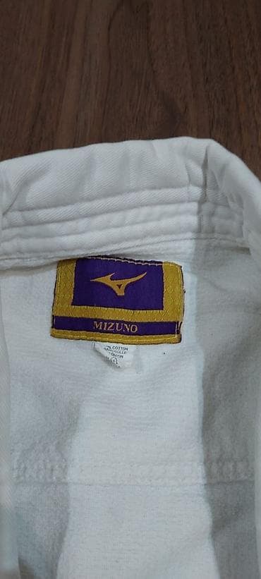 Kimano. 8-10 yashli ushaqlar uchun. Ağ rəngdə, Mizuno firmasına məxsus