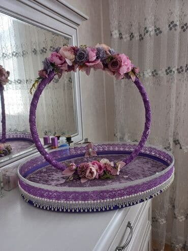 8 mart ucun hediyeler: Çəhrayı rəngdə, zərif güllərlə bəzədilmiş dekorativ səbət. Səbətin — 2