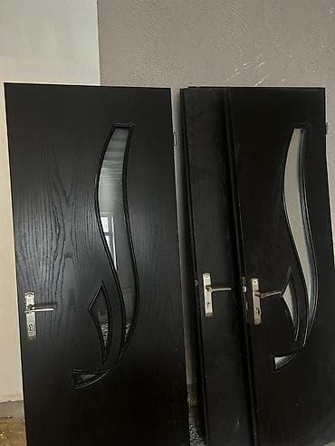 Daxili/interyer qapıları – qara rəngdə, şüşə dekorlu. Təcili satılır!