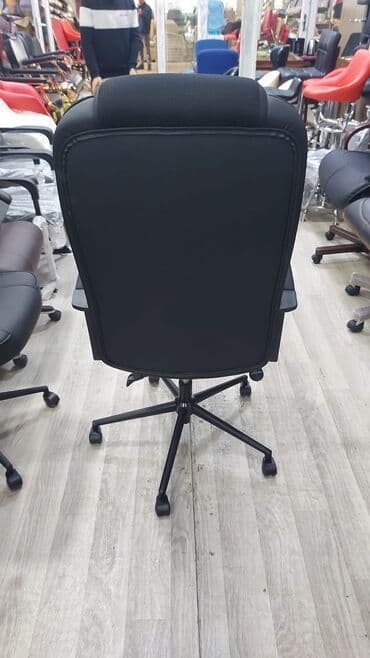 офисные кресла: Новый, С колесиками, Рукояти не регулируются, Кожа — 5