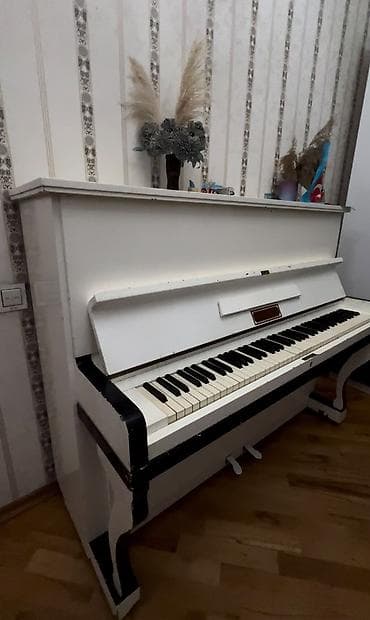 real gitara: Upright (dik) pianino – klassik ağ rəngdə, qara detallarla. - Tam — 4