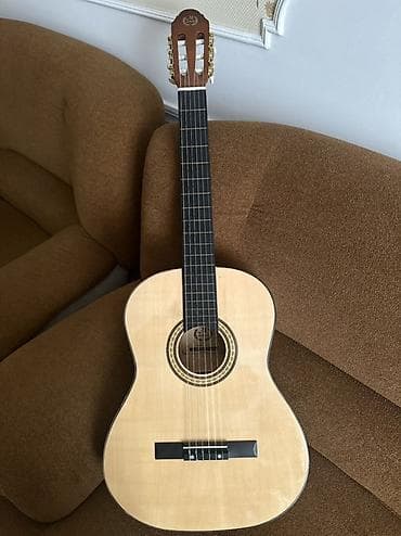 Klassik gitara – 4/4 ölçü - Korpus: parlaq açıq rəngli üst lövhə