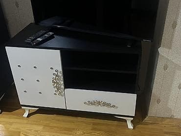 Düz TV altlığı, Polkalı, Laminat