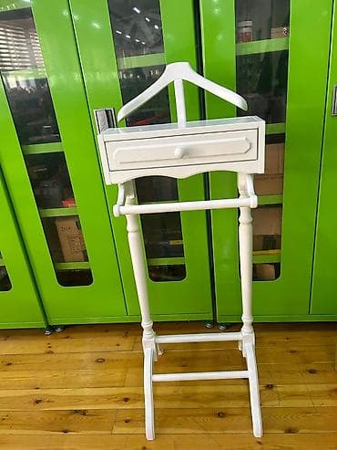 korona mebel: Ağ rəngli taxta geyim asılqanı– - Material: fıstıq ağacı, hamar ağ — 2