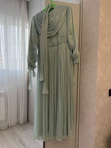 Zərif ziyafət donu – solğun su yaşıl rəngdə, uzun model. 170 manata