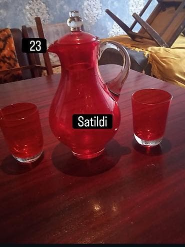 defter qelem: Qırmızı şüşə qrafin və 2 stəkan dəsti - Material: qalın, şəffaf şüşə — 1