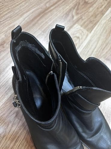 botilyon: Məhsul: Qadın dəridən qısa çəkmə Razmer 38.5 Astarda yeyilmeler var — 4