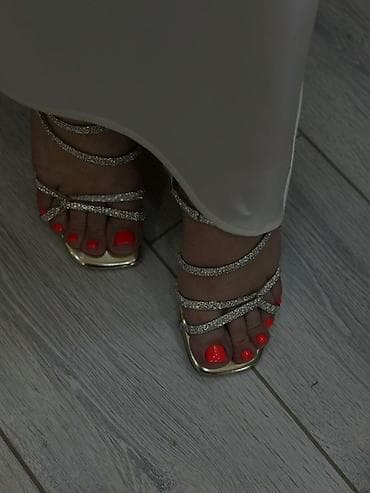 Məhsul: Qadın üçün zərif sandal - Rəng: Qızılı - Dizayn: Dördqat incə at lalafo.az Məhsul: Qadın üçün zərif sandal - Rəng: Qızılı - Dizayn: Dördqat incə