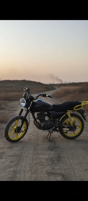 Modifikasiya olunmuş yol motosikleti - Rəng sxemi: qara kuzov, sarı