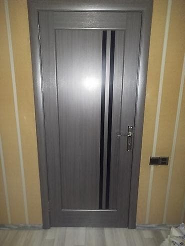 Məlumat: Otaq qapısı - Rəng: boz/boz-çəhrayı tonlu taxta teksturası -