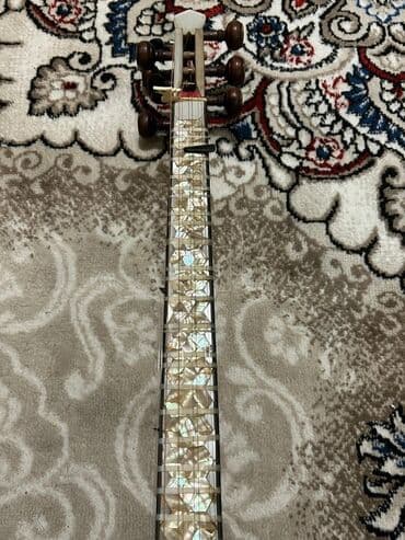 Akkordeonlar: Tar — klassik Azərbaycan musiqi aləti. - Korpus: iki kameralı, qoz — 2