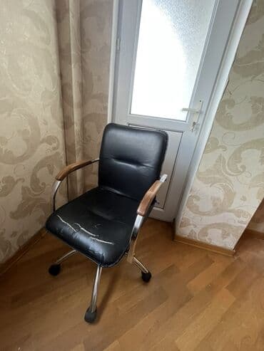 Офисные столы: Б/у, С колесиками, Рукояти не регулируются, Кожзаменитель — 3