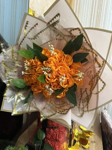 Narıncı qızılgüllər buketi - Tərkibi: sıx kompozisiyada narıncı