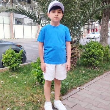 детские спортивные костюмы с принтом: Rengli T-shirt 👕 rəngli kepka 
rəngli futbolka 
3-14 yaş — 2