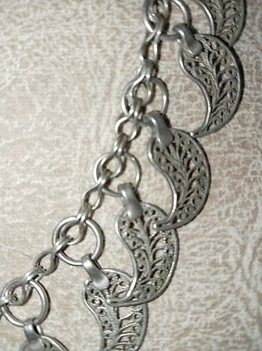 gümüş sep qadın: Gümüş rəngli bəzəkli boyunbağı Milli Buta, çox qədimidir - Material — 6