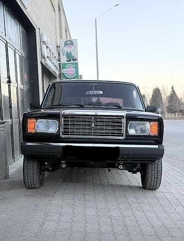 astara vaz: VAZ 2107, qara rəng, sedan kuzov. Texniki xüsusiyyətlər: - Arxa — 6