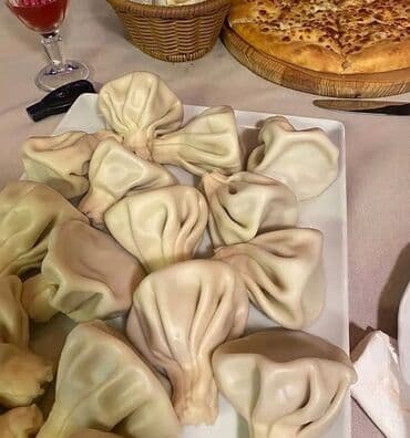 Gürcü mətbəxinin məşhur xinkalisi – əl ilə bükülmüş, şirəli içlikli