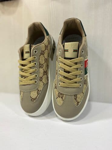 beqa üçün qadın krossovkaları: Bej rəng palitrasında şık kişi/kadın krossovkası. Üzərində monoqram — 3