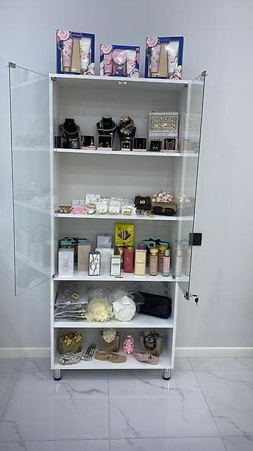 Şüşəli dolab vitrini