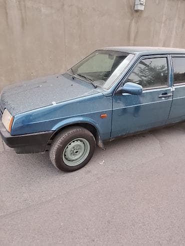 4 teker: LADA Samara sedan, mavi rəng. Klassik kuzov dizaynı, 4 qapı. Mexaniki — 3