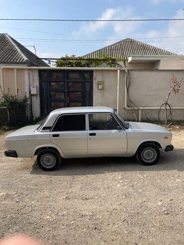 ваза напольная стеклянная высокая без узора: ВАЗ (ЛАДА) : 1.5 л | 2010 г. Седан — 2