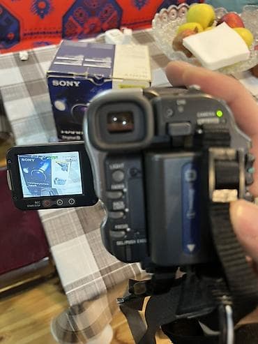 Kompüter, noutbuk və planşetlər: Sony Handycam Digital8 videokamera Xüsusiyyətlər: - Digital8 kasseta — 2