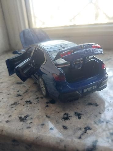 mini disk: Mavi rəngli BMW 760 model avtomobil maketi. Real avtomobil dizaynına — 4