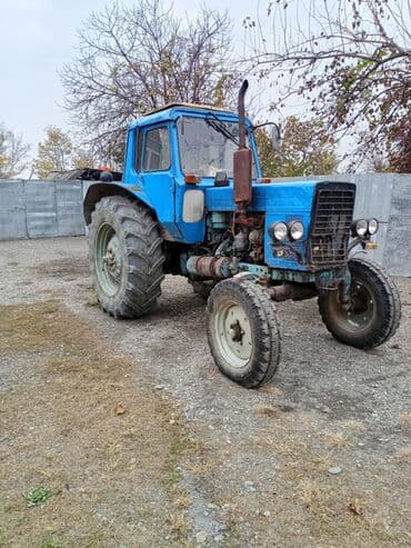 Mavi kabinli, ön tərəfdən hava filtri və şaquli egzoz borusu ilə