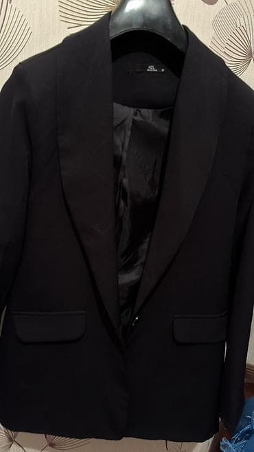 qara pencek: Qara rəngli klassik qadın blezeri - Model: şal yaxalı, bir düyməli. - — 1